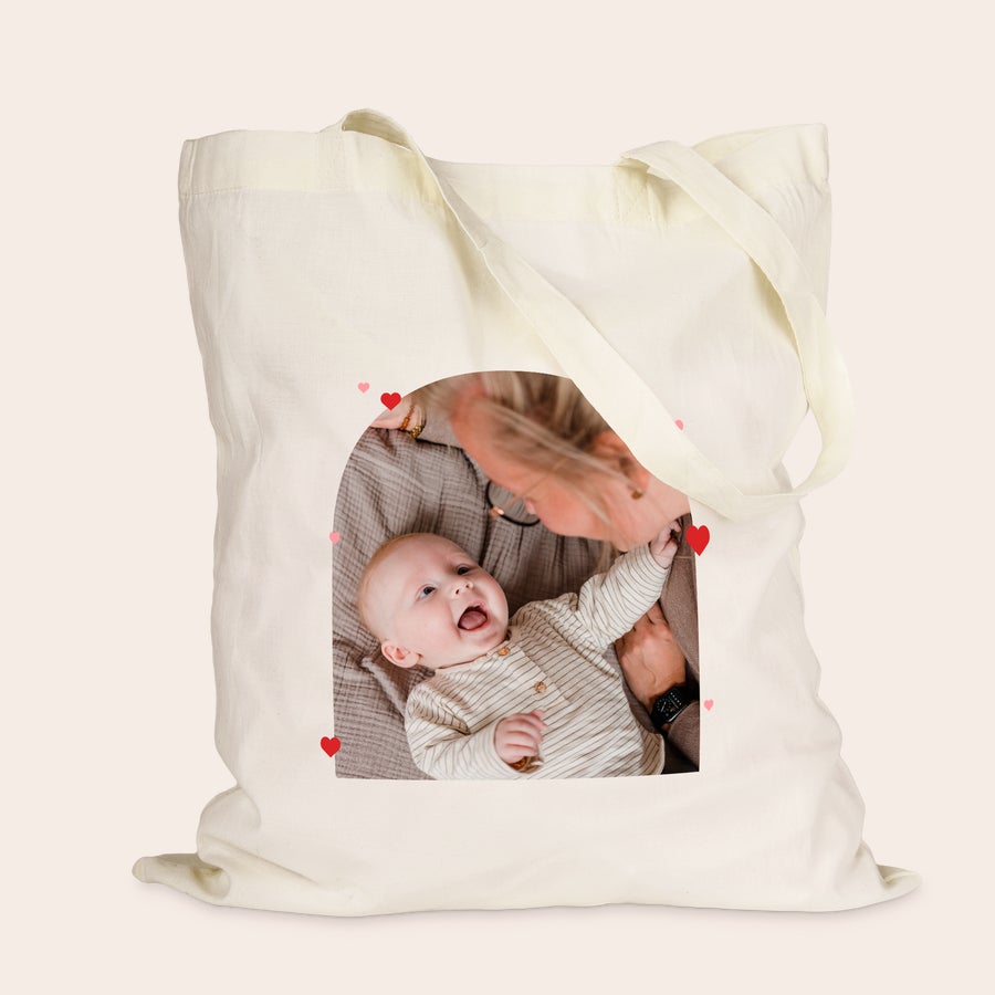 Tote bag bedrukken Natuurlijke linnen tas bedrukt met foto van een lachende baby en rode hartjes, je bent super trendy met een toffe set bedrukte linnen tassen.