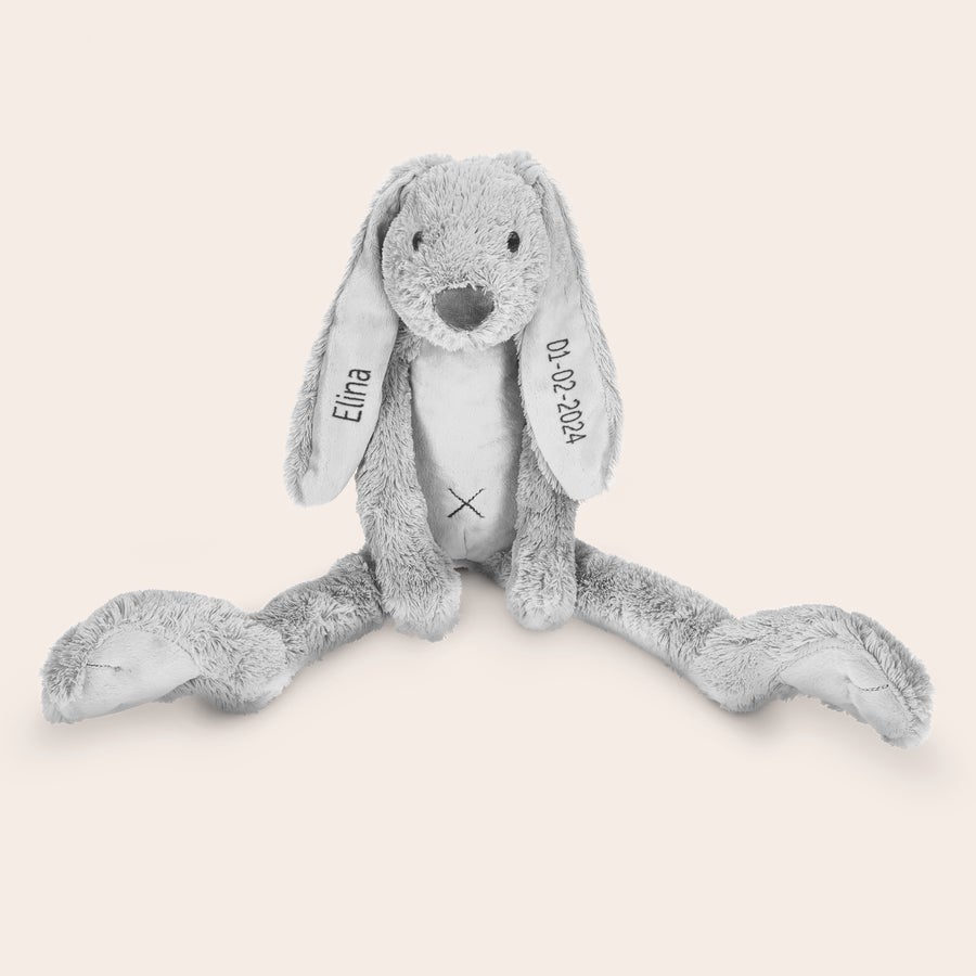 Rabbit Richie Bamse med navn - Kanin Blød grå kanin bamse med navn Elina broderet på det ene øre og dato 01-02-2024 på det andet øre