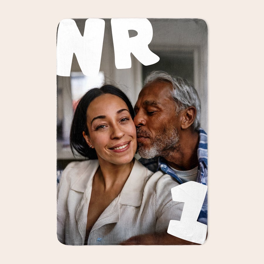 Foto odeja iz flisa Foto odeja iz flisa s potiskano fotografijo para, ki se objema, in personaliziranim besedilom "NR 1"