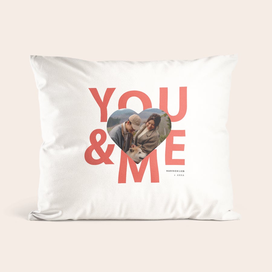 Kissen mit Foto Ein super weiches Kissen mit Foto, bedruckt mit You & Me Design, Herzfoto eines Paares und dem Text Hab dich lieb x Anna