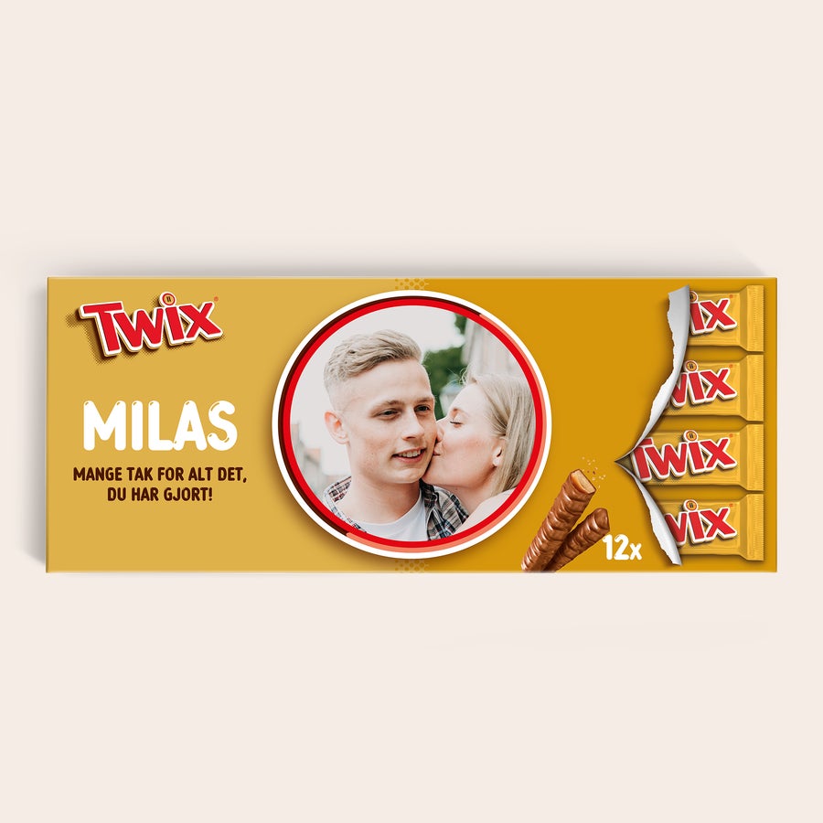 Mega Twix chokolade med navn og billede Personliggjort Mega Twix chokolade med navn, foto og tekst "MILAS MANGE TAK FOR ALT DET, DU HAR GJORT!" på en Twix-pakke.