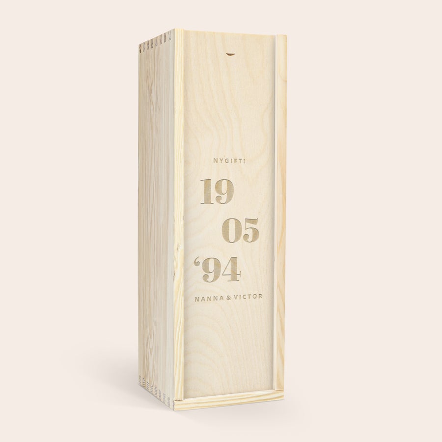 Magnum Rosévin (150 cl) med personlig etikette og trækasse - AIX Rosé Luksus graveret vinboks med datoen 19 05 94 og navnene Nanna & Victor til AIX-rosé