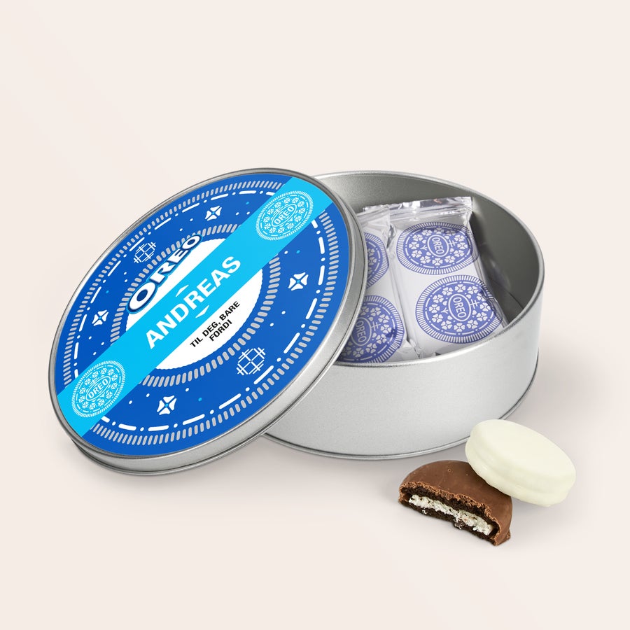 Gaveboks med Oreos Åpen personlig gaveboks med Oreo, navnet ANDREAS og teksten TIL DEG, BARE FORDI, fylt med sjokoladetrukket Oreo.
