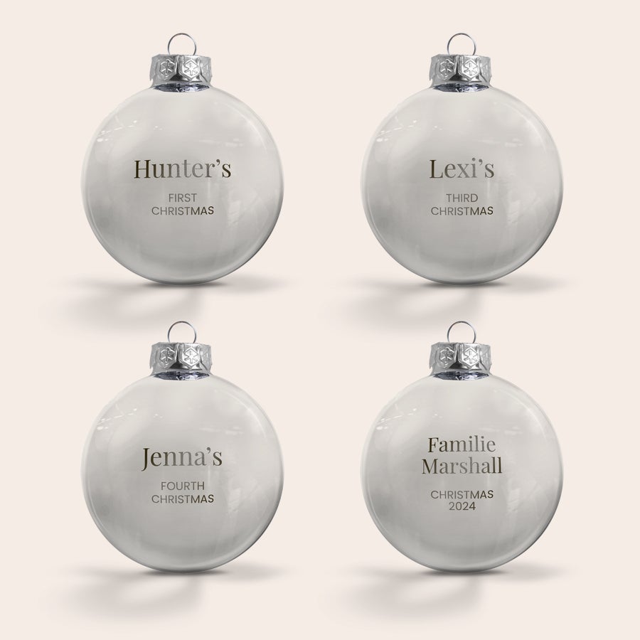 Julekule med navn Fire glass julekuler, gravert med navn og tekst, for å gi juletreet et prangstykke.