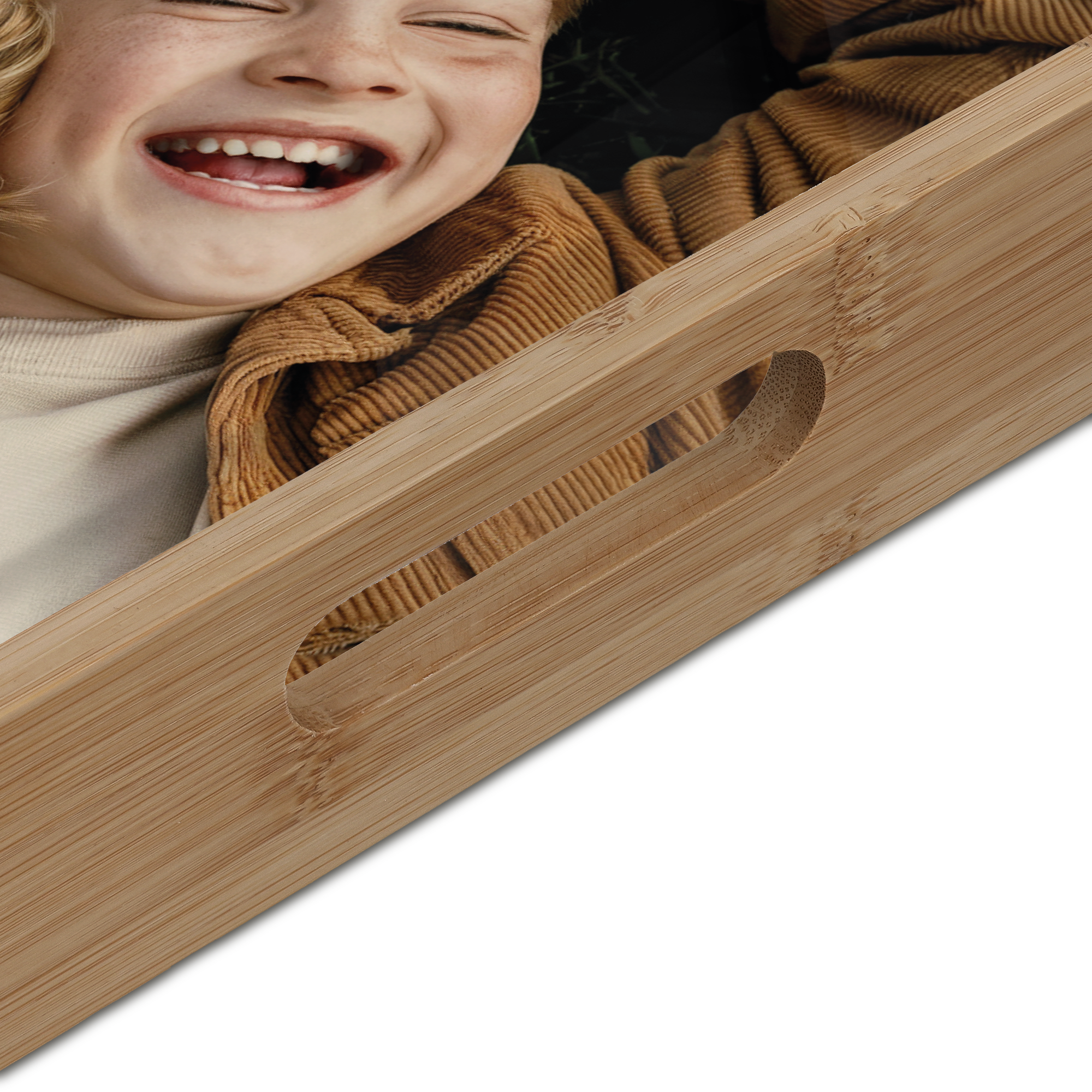 Personlig fotobakke - Firkantet - Træ - 40,5 x 40,5 cm med et sjovt billede af et smilende barn printet på bakken.