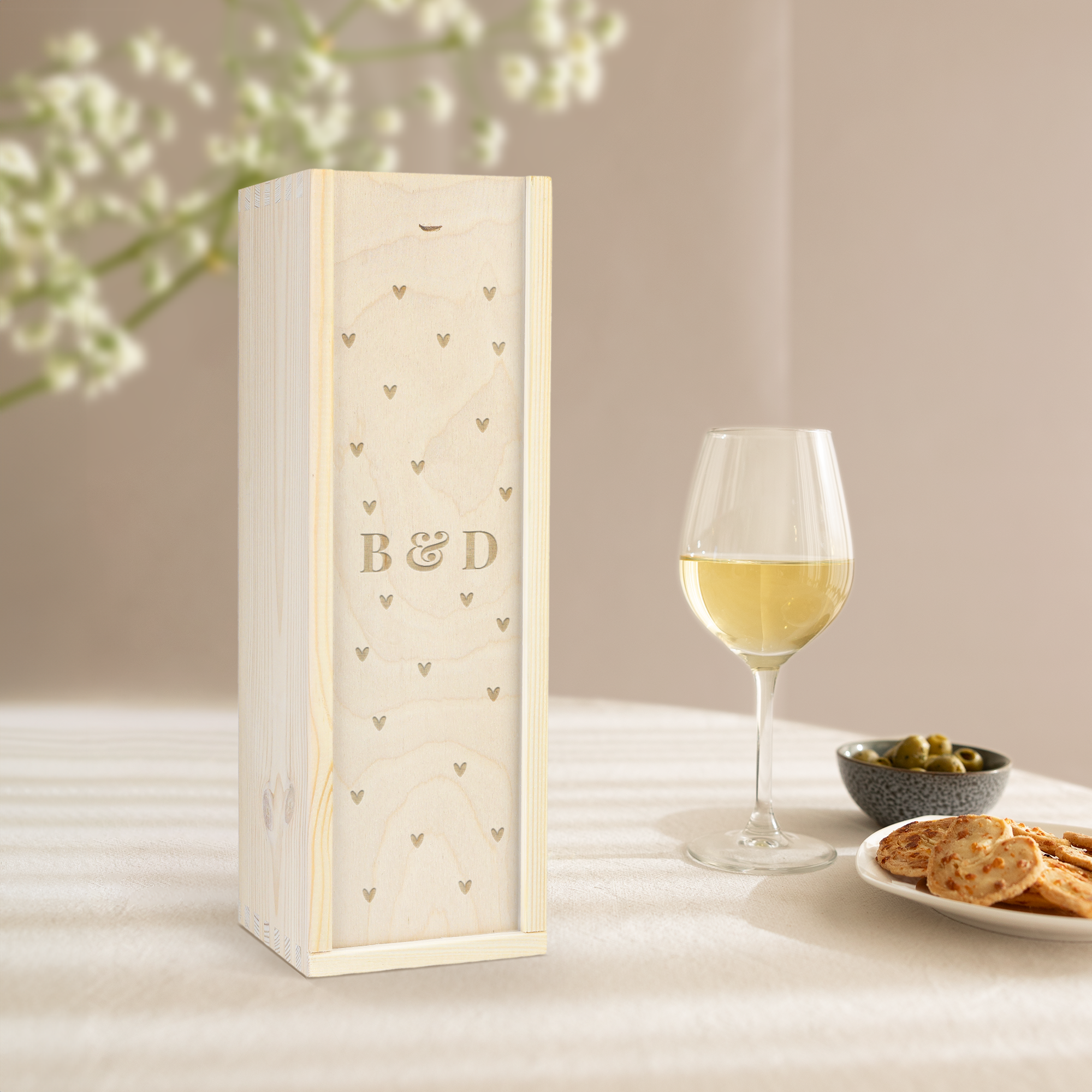 Caixa de madeira personalizada gravada com corações e iniciais B & D