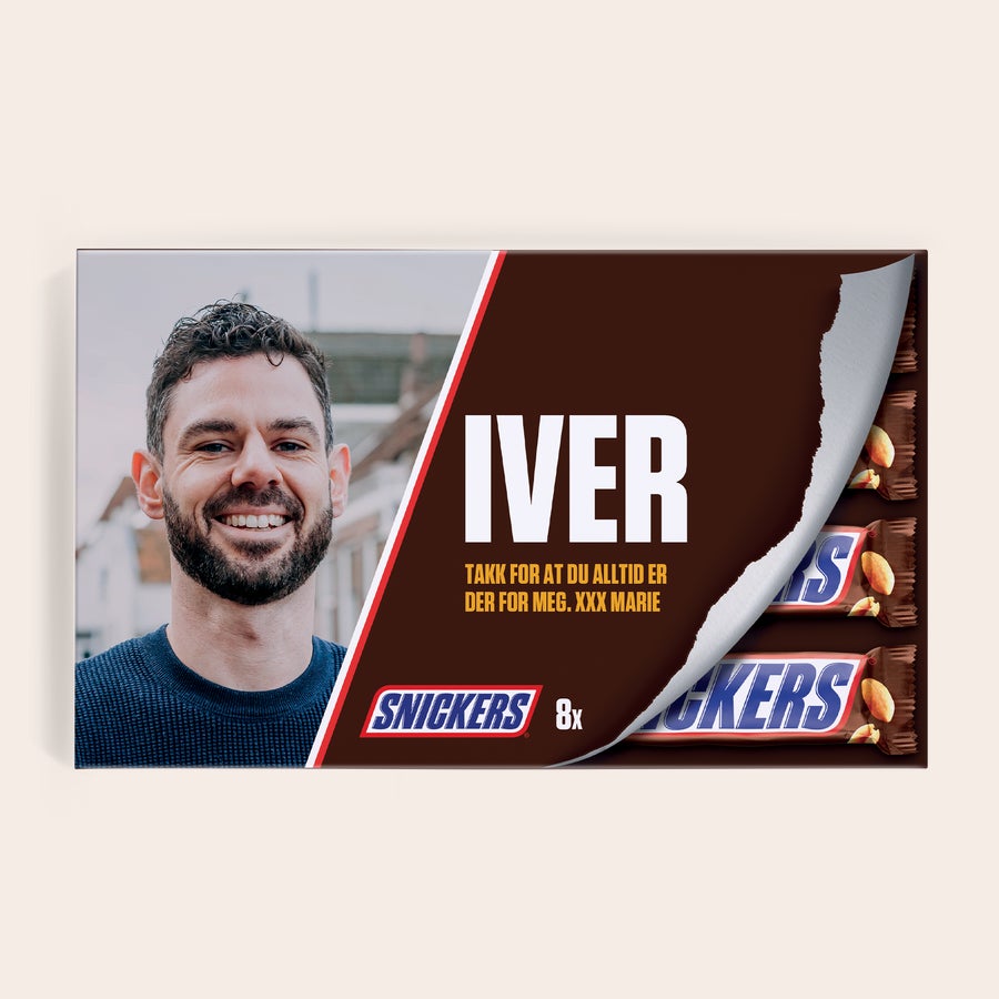 Personlig tilpasset Snickers gaveeske Personlig tilpasset Snickers gaveeske, trykt med bilde av en mann og teksten "Iver" og "Takk for at du alltid er der for meg. XXX Marie".