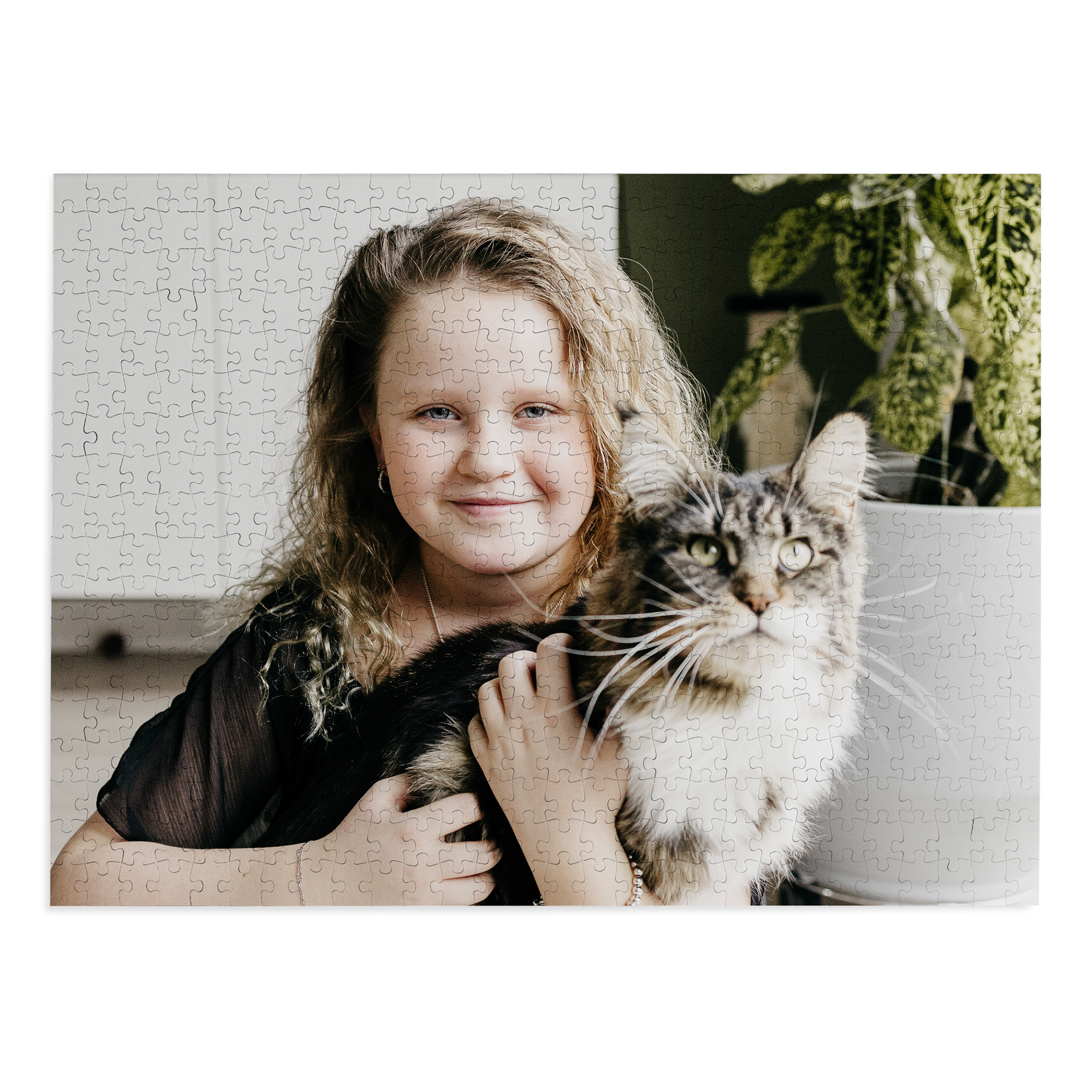 Puzzle original impreso con foto de una niña de cabello rubio y un gato atigrado.