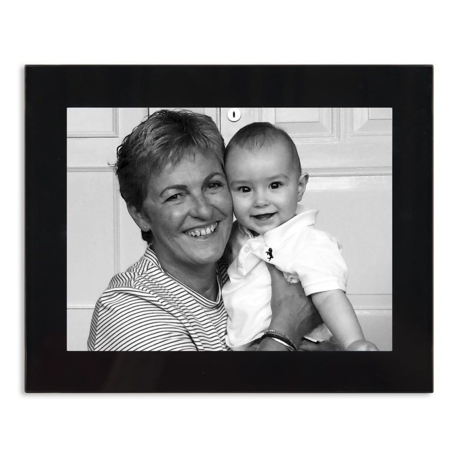 Marco de fotos de vidrio negro personalizado con foto impresa en blanco y negro de abuela y bebé sonriendo, revive los mejores momentos.