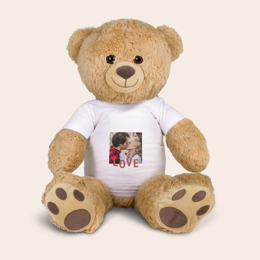 Duży Miś pluszowy ze zdjęciem Duży pluszak miś w białej, spersonalizowanej koszulce z nadrukowanym zdjęciem pary i napisem Love