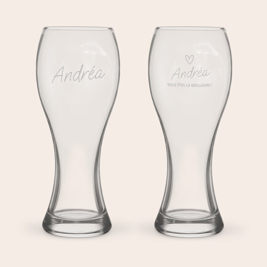 Pinte de bière personnalisée Deux pintes de bière personnalisées, une avec le prénom Andréa gravé, l'autre avec Andréa vous êtes la meilleure et un cœur.