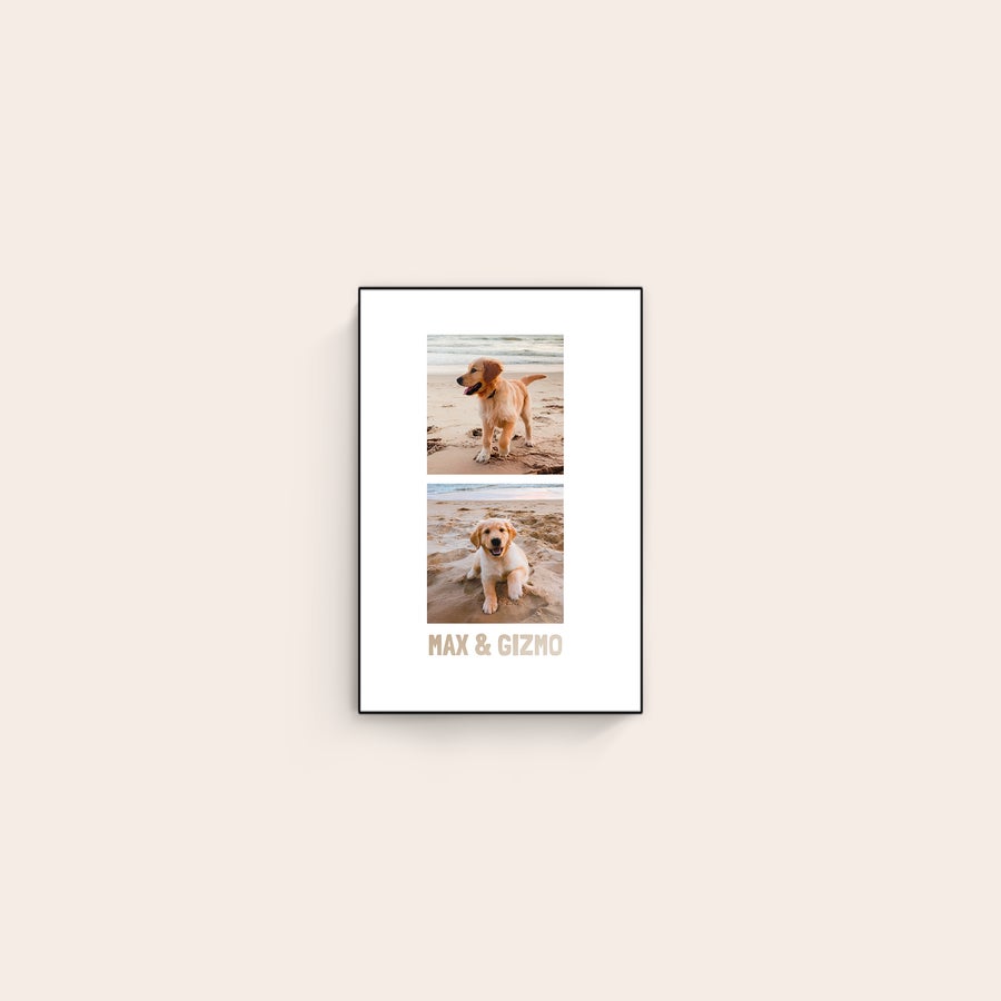 Foto op hout afdrukken ChromaLuxe houten fotopaneel met twee foto's van een puppy op het strand, en gepersonaliseerde tekst Max & Gizmo.