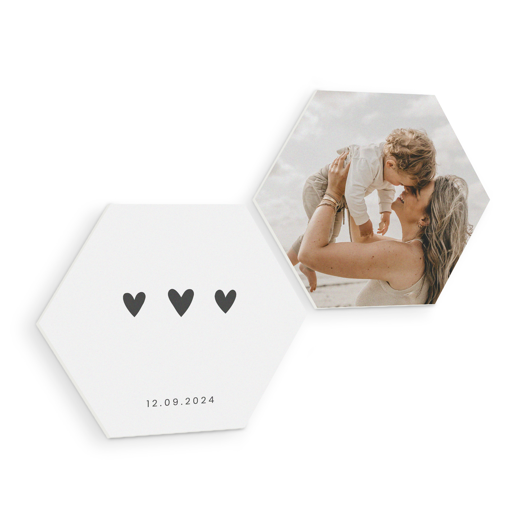 Zeshoekige forex fototegels met gedrukte foto van moeder en baby en een tegeltje met hartjes en datum om een herinnering aan de muur te hangen