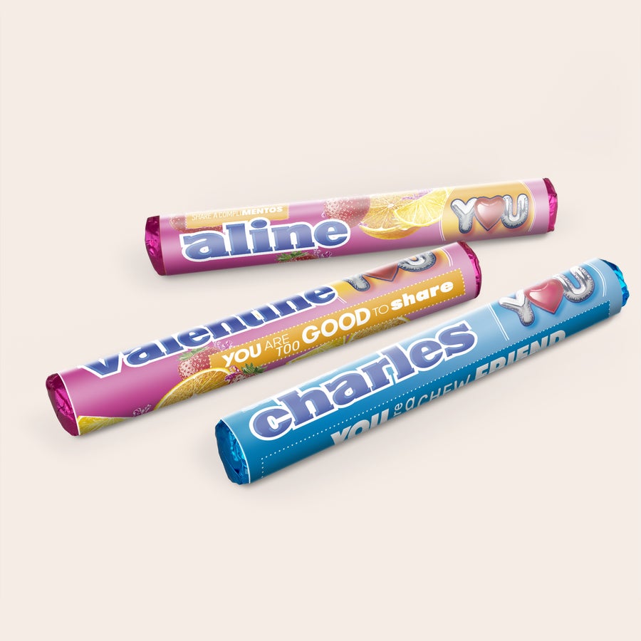 Coffret cadeau Mentos - rouleaux personnalisés Rouleaux Mentos personnalisés avec les noms Aline, Valentine et Charles, imprimés sur des étiquettes colorées.