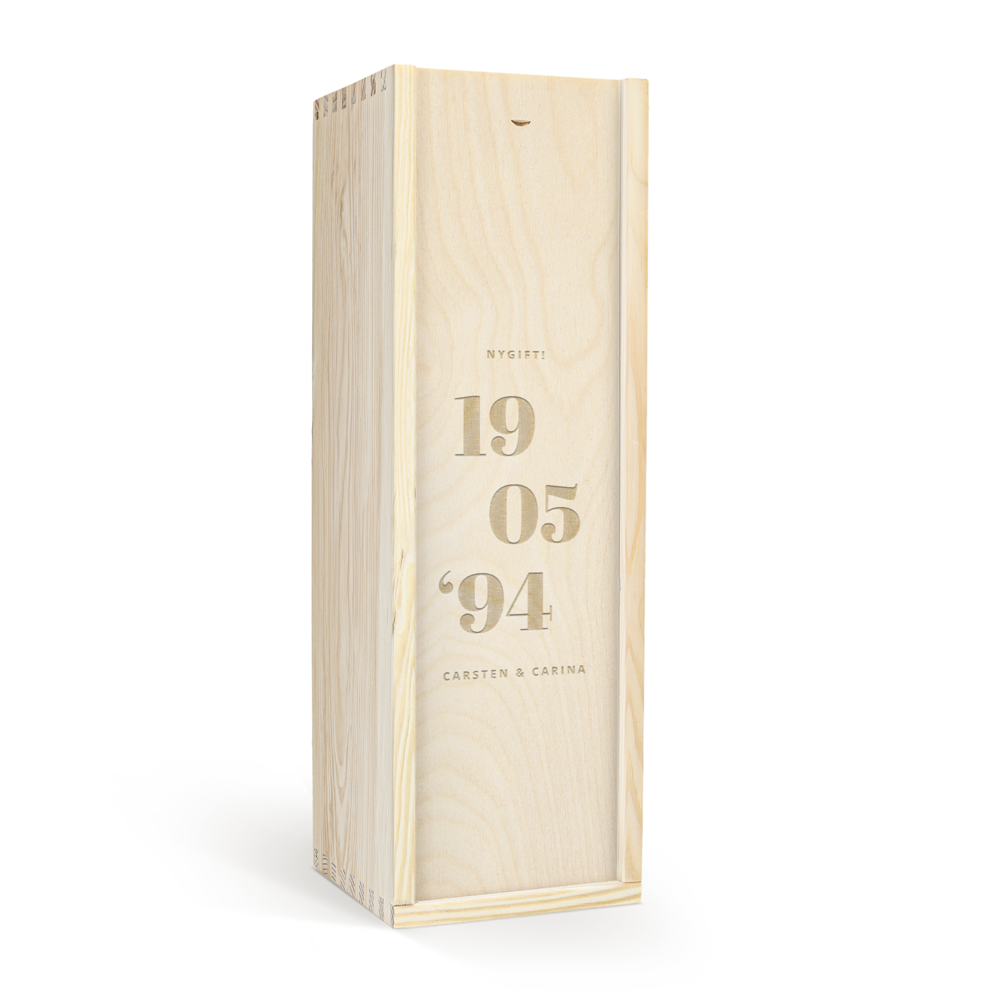 Trææske med graveret årstal 190594 og navnene Carsten og Carina, til at overraske dem du holder af med en flaske Dalwhinnie 15-års whisky