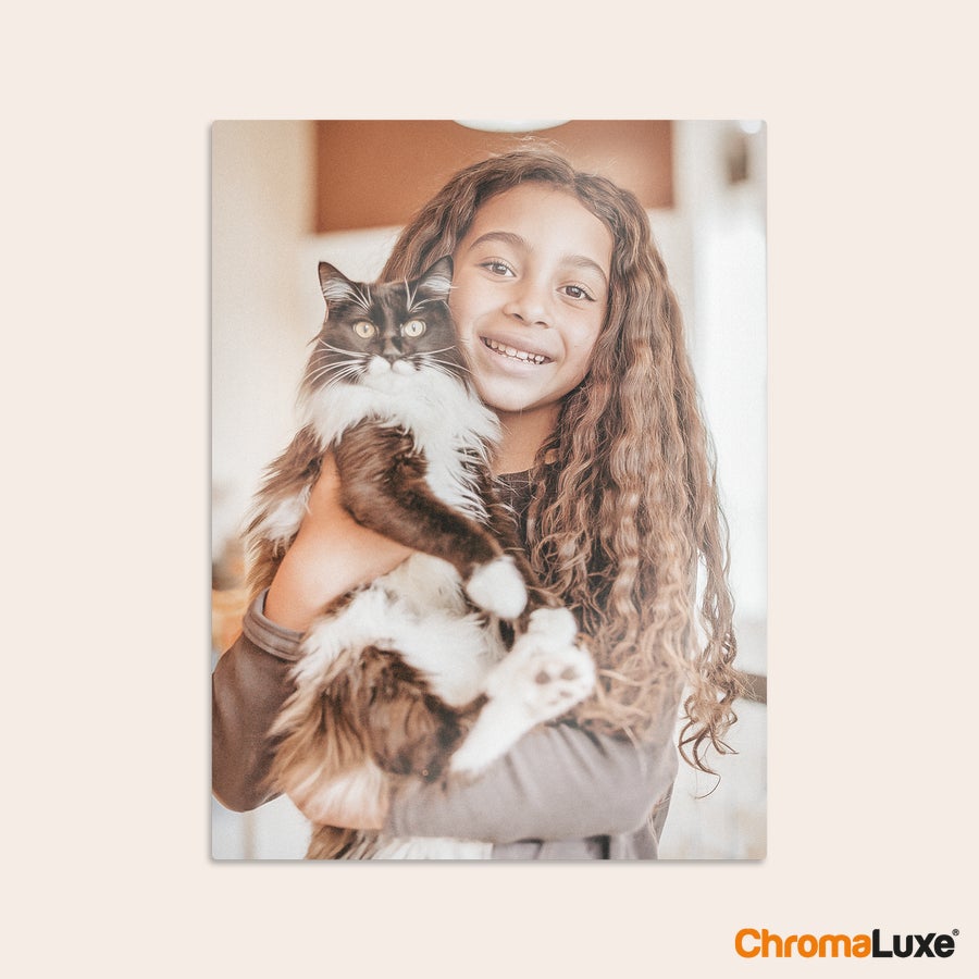 Foto afdrukken op aluminium ChromaLuxe aluminium fotopaneel met een gedrukte foto van een meisje dat een kat vasthoudt
