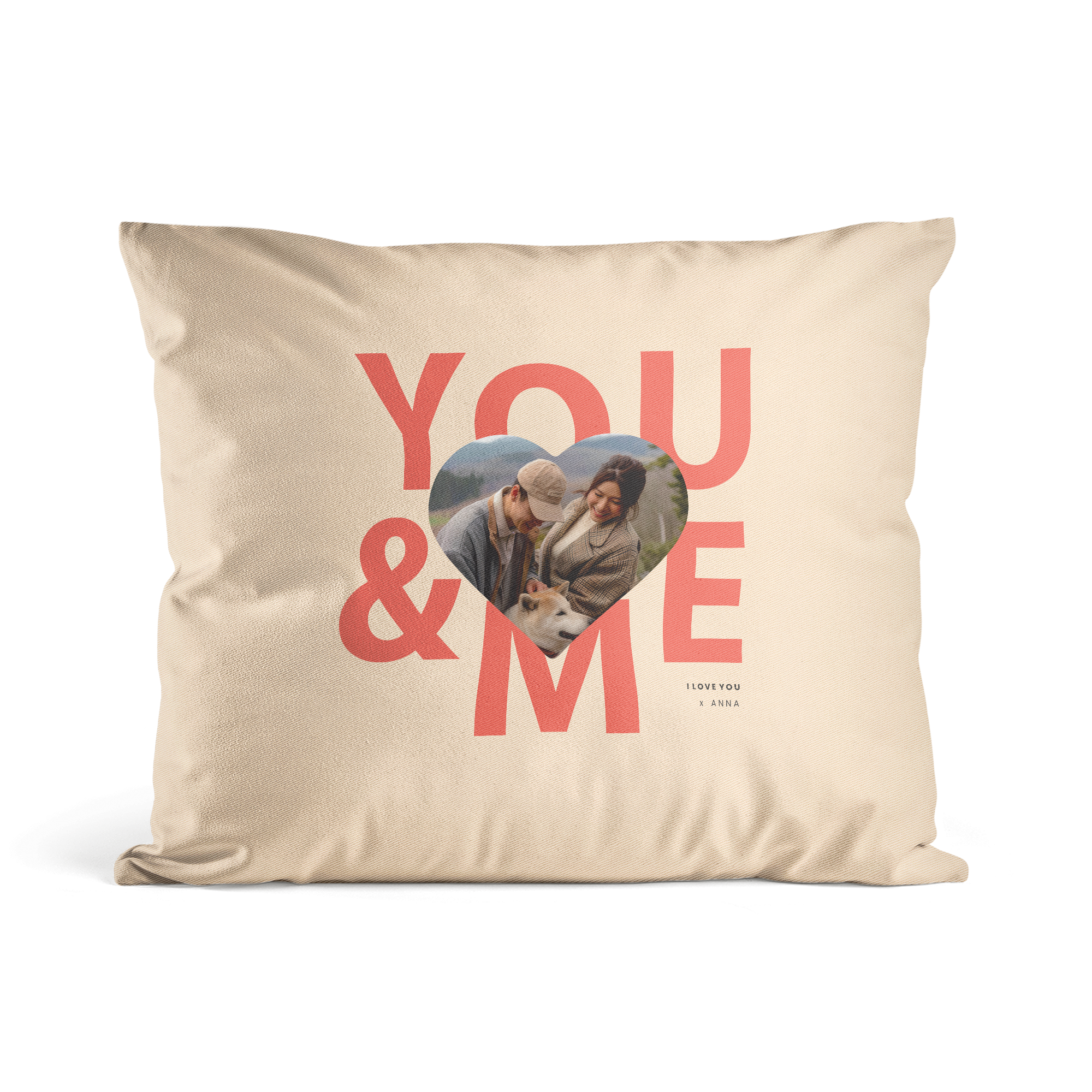 Cojín personalizado beige con frase "YOU & ME" en rojo, estampado con foto de pareja y perro en forma de corazón.