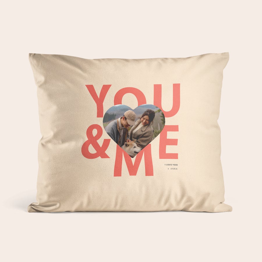 Cuscini con Foto Cuscino personalizzato beige con stampa "YOU & ME" in rosso, foto a cuore e scritta "I LOVE YOU x ANNA". Trasforma qualsiasi spazio con un cuscino splendidamente personalizzato con foto e testo.