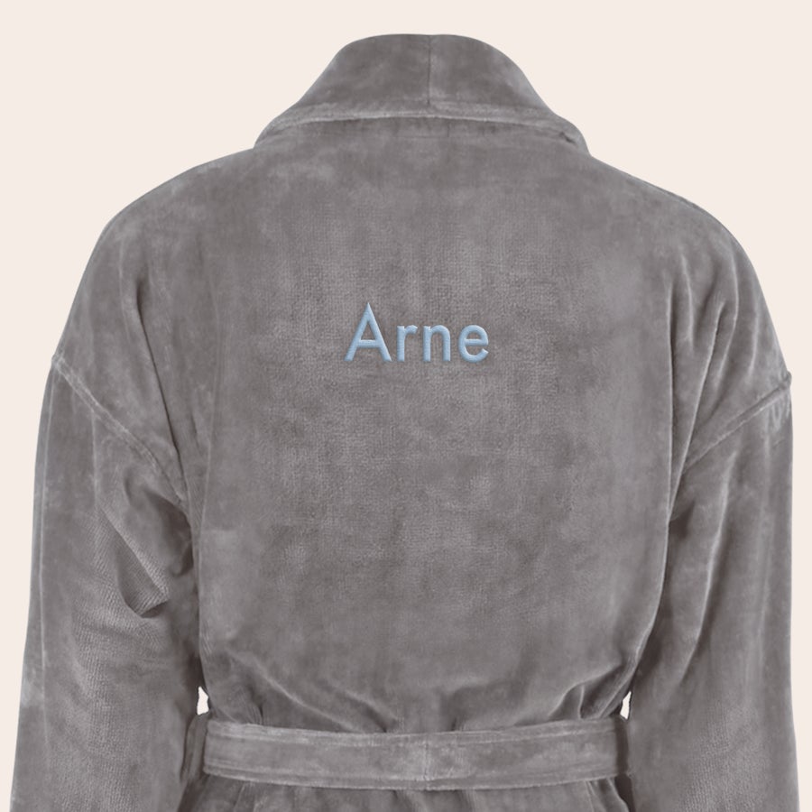 Bademantel Männer personalisiert Bademantel mit Namen Herren Grau (S/M), personalisiert mit dem gestickten Namen Arne in Hellblau.