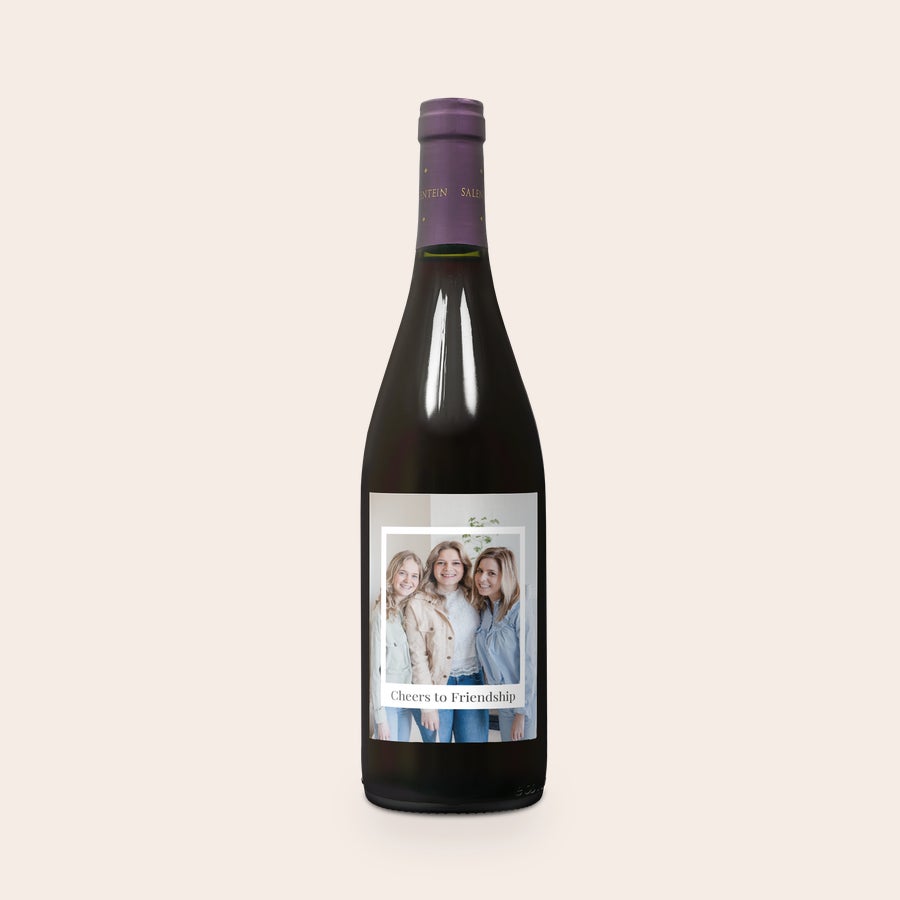 Salentein Pinot Noir Personalizzato Bottiglia di Pinot Nero Salentein personalizzata con etichetta fotografica di tre amiche e testo Cheers to Friendship.