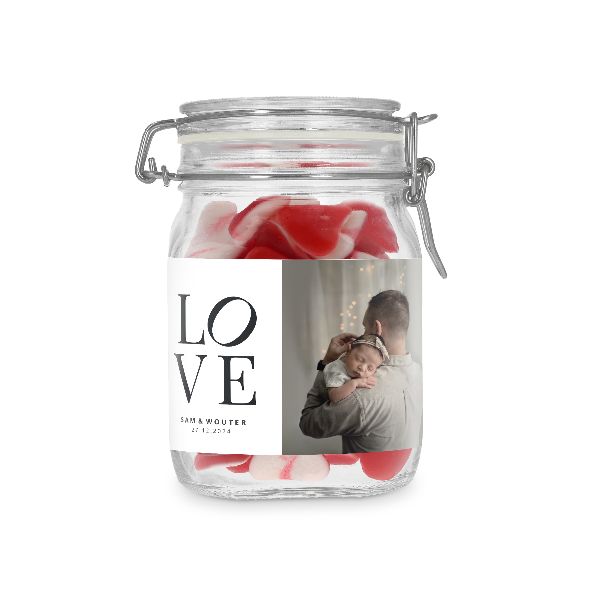 Tarro de dulces personalizado con corazones rojos, con etiqueta impresa con la palabra "LOVE", una foto de un bebé y un nombre.