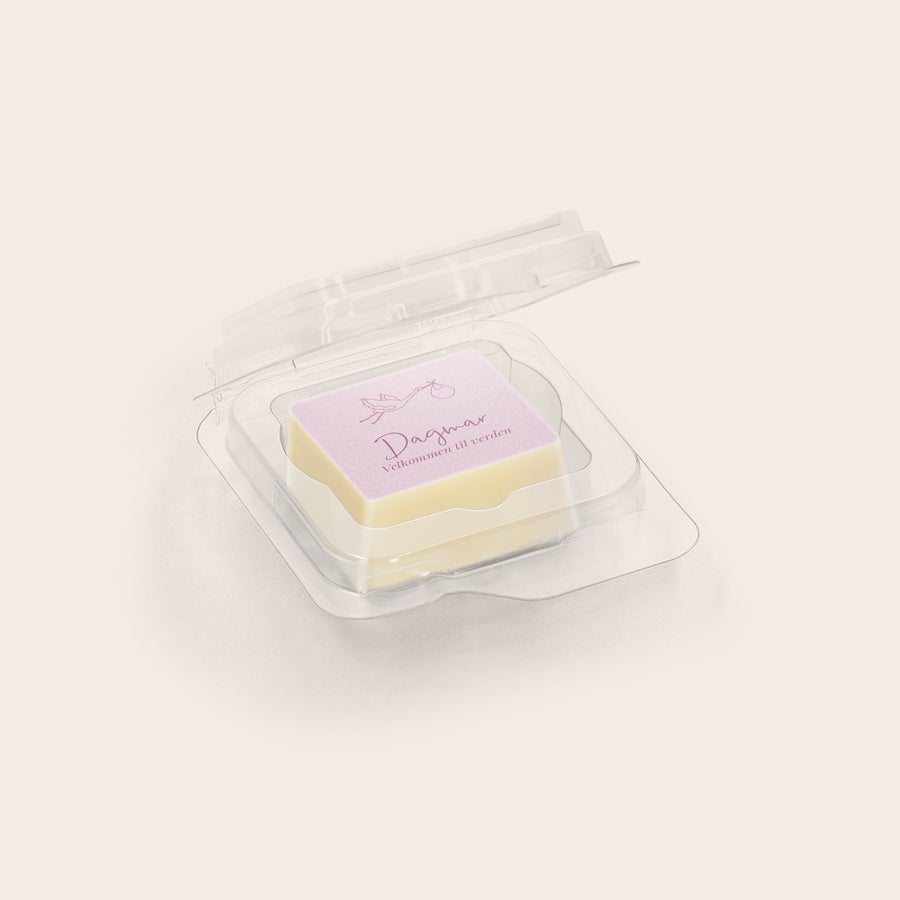 Chokolader med billede - indpakket individuelt Hvid chokoladestykke med logo og tekst Velkommen til verden Dagmar, pakket ind i plastik