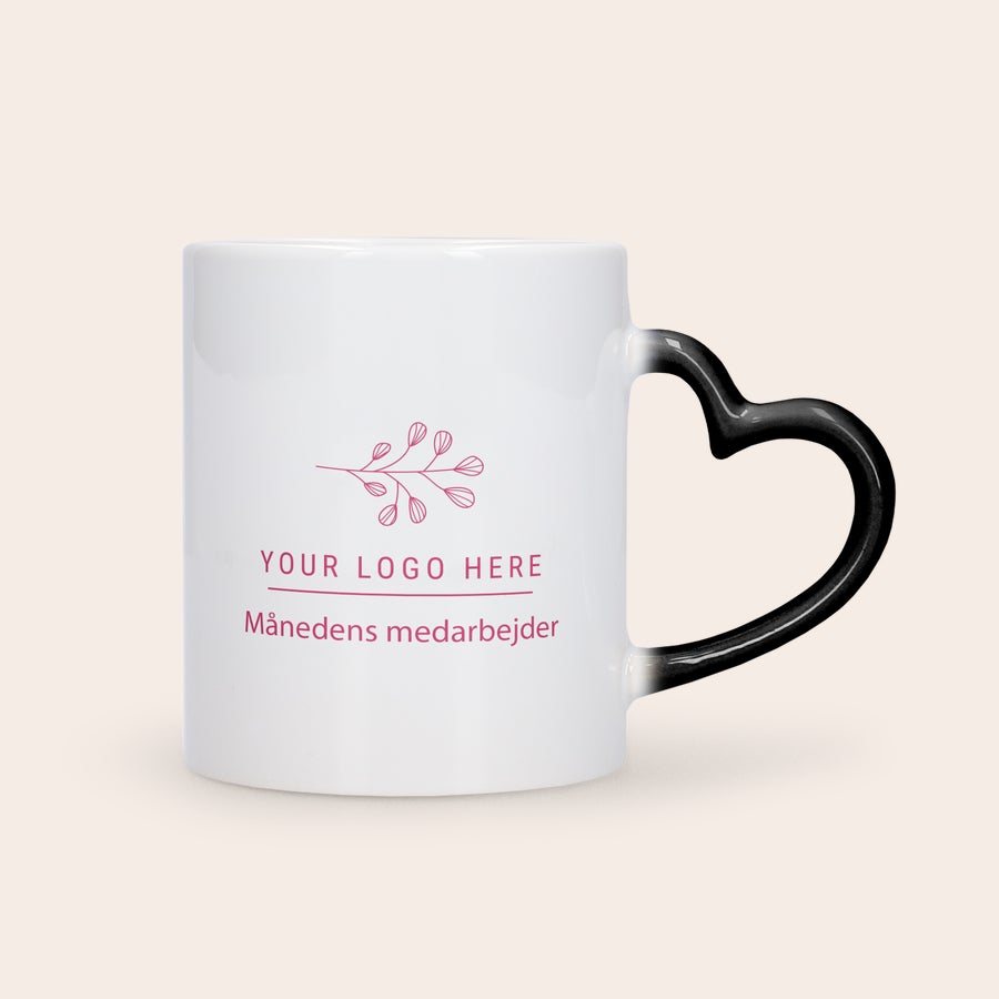 Magisk krus med billede Magisk krus med hjerteformet hank og personligt logo og tekst til månedens medarbejder