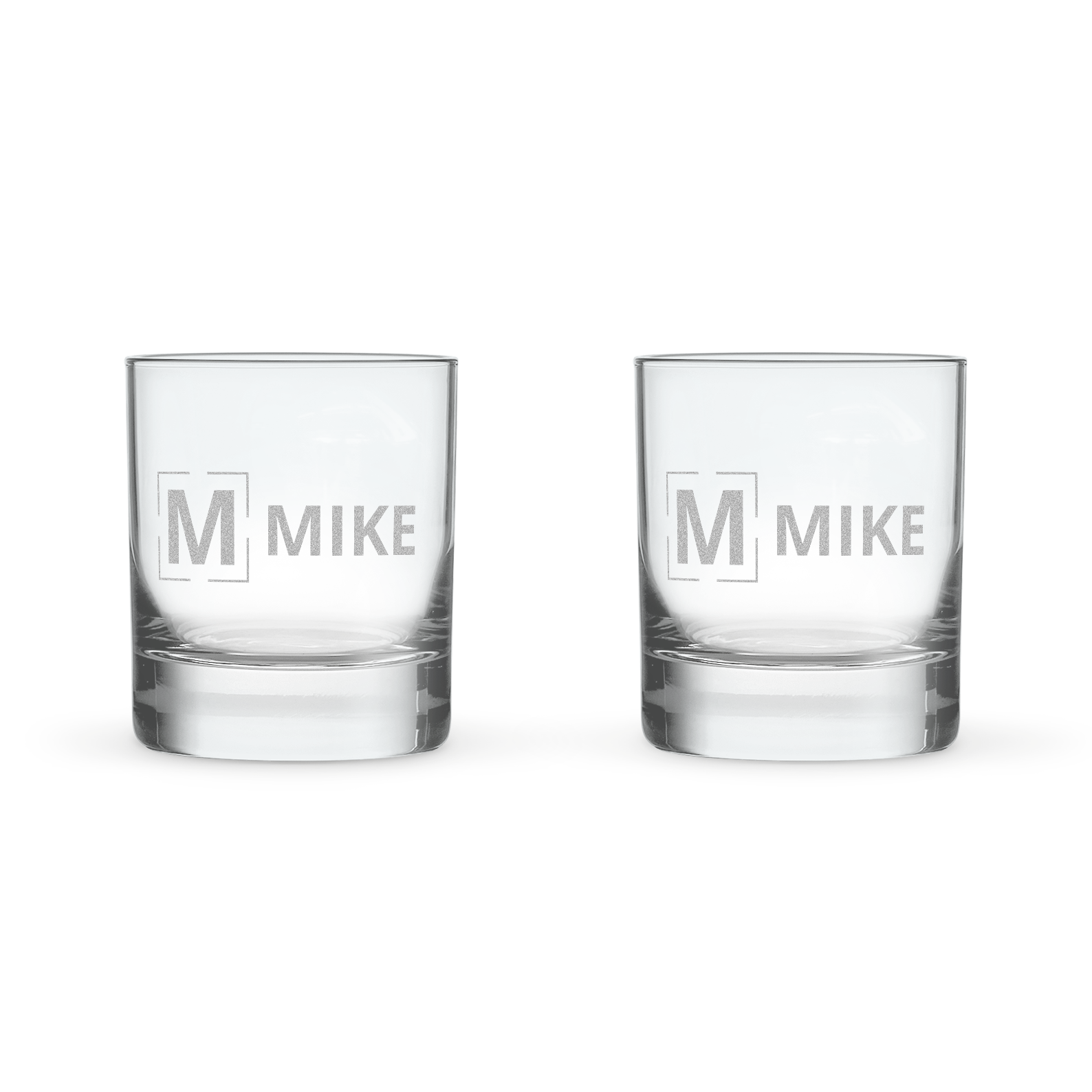 To brennevinsglass gravert med navnet "MIKE", perfekt tilpassede glass.