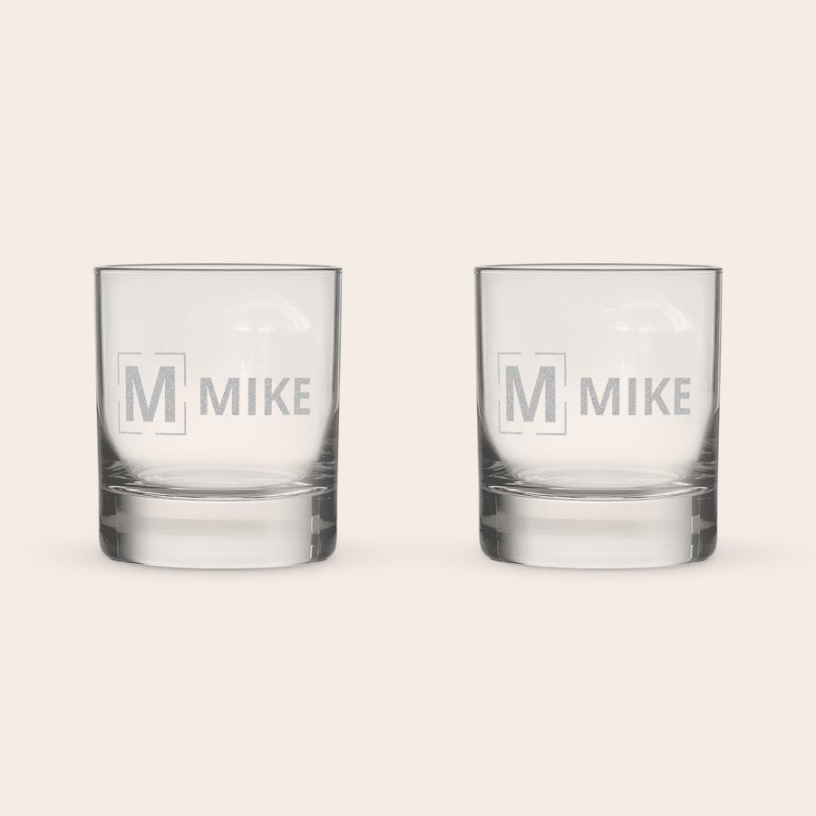 Whiskyglass To whiskyglass med gravert navn "MIKE" og en ramme, klare til å tilpasses.
