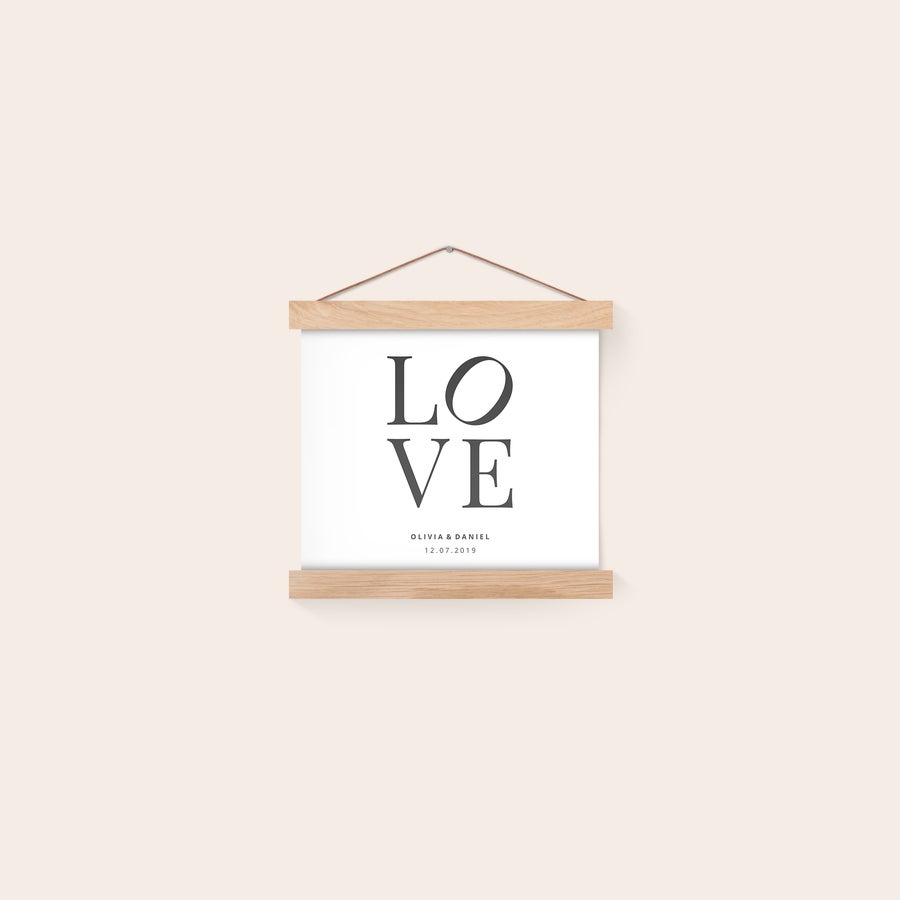 Plakát na míru s držákem na plakát Personalizovaný plakát s textem "LOVE", jmény "OLIVIA & DANIEL" a datem "12.07.2019", v magnetickém držáku
