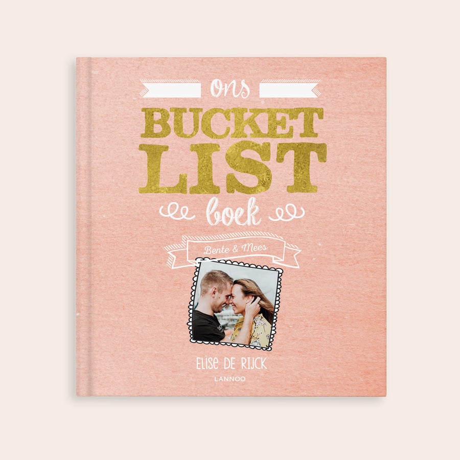 Het Bucketlist boek voor koppels Roze gepersonaliseerd Bucketlist boek voor koppels, bedrukt met een foto van een stel en de namen Bente & Mees.