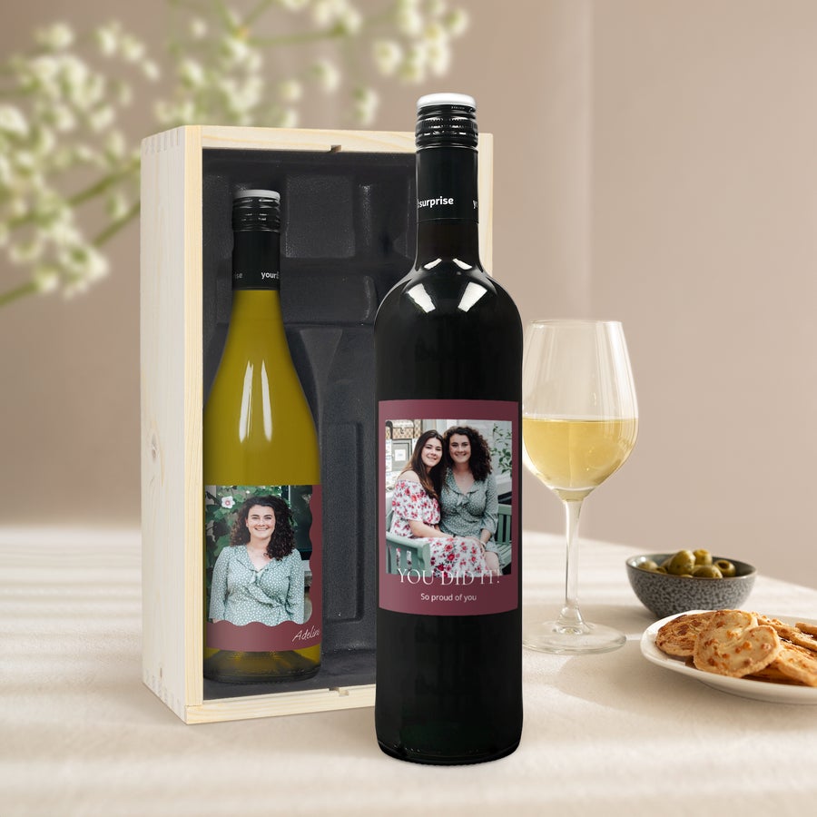 Maison de la Surprise Chardonnay & Merlot Caja regalo de vino Luc Pirlet con dos botellas y etiquetas personalizadas con fotos y texto ¡You Did It!