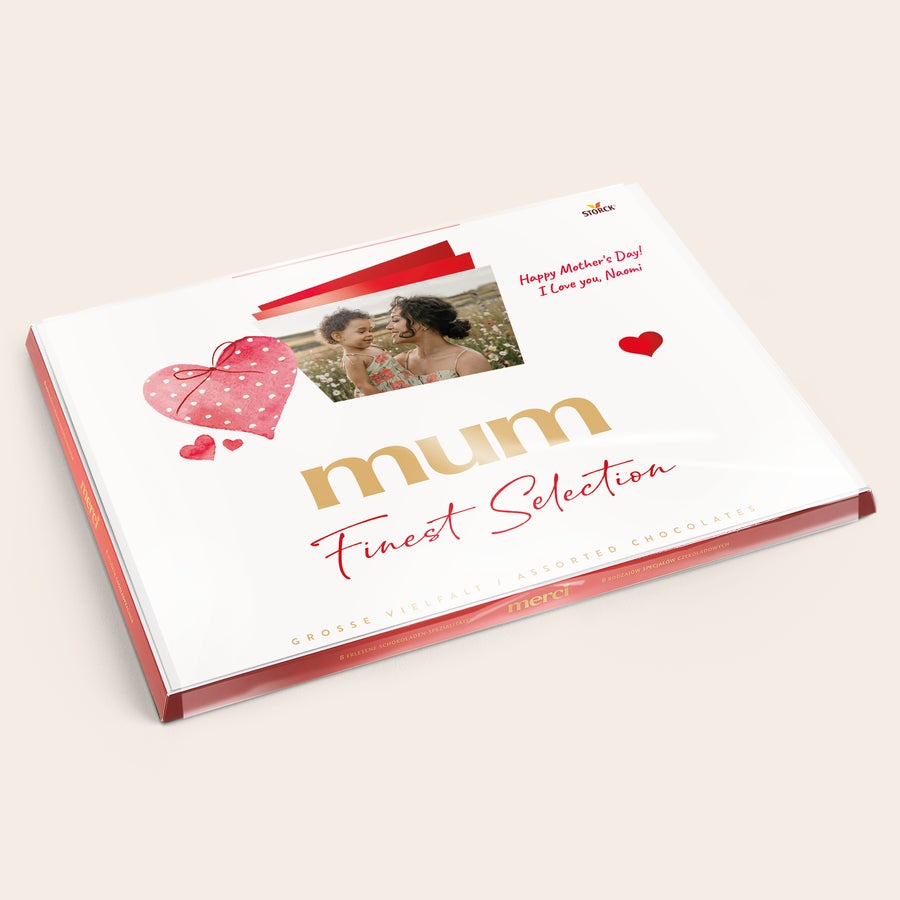 Personlig Merci-sjokolade i gaveeske med gratulasjonskort Merci-sjokolade med personlig kort - 675 gram med bilde av mor og barn, teksten "Happy Mother's Day! I love you, Naomi" og et hjerte.