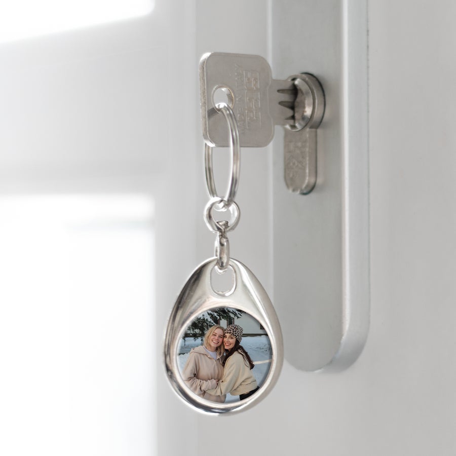 Sleutelhanger met foto Sleutelhanger met foto - Rond - Dubbelzijdig bedrukt, met vrolijke foto van twee vrouwen in de sneeuw.