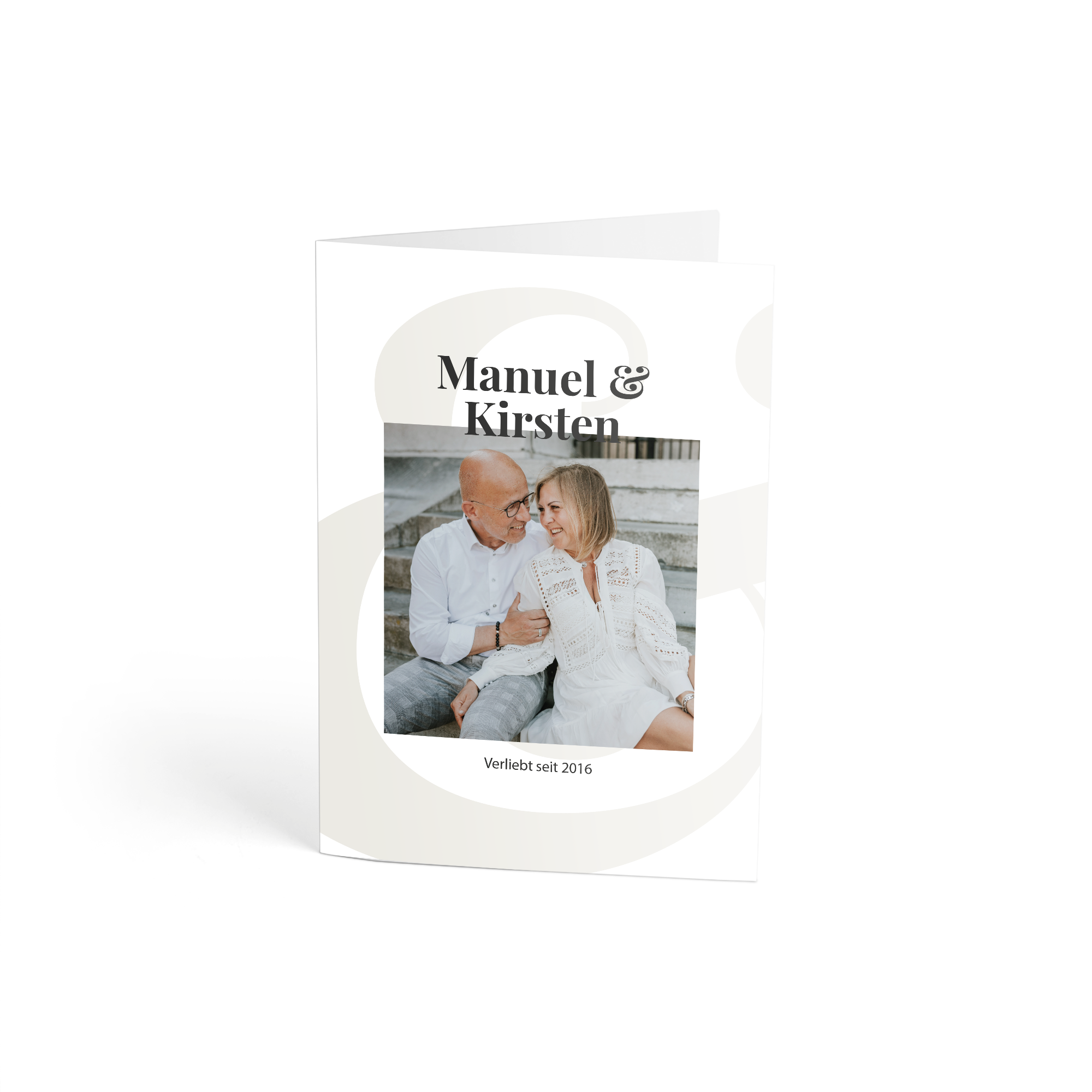 Personalisierte Karte mit Foto von Manuel und Kirsten und Text "Verliebt seit 2016", als Teil eines Trockenblumenstraußes