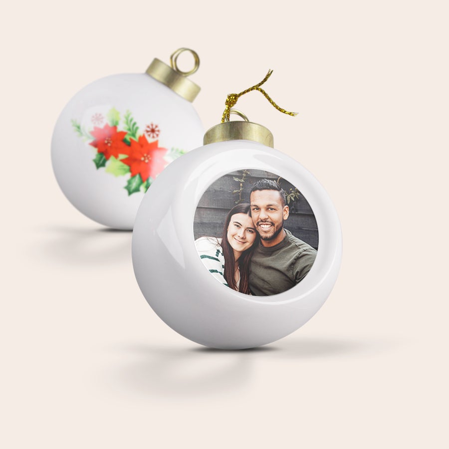 Weihnachtskugeln - Keramik Zwei weiße Weihnachtskugeln mit Foto, eine mit einem Paar bedruckt, die andere mit Weihnachtssternen.