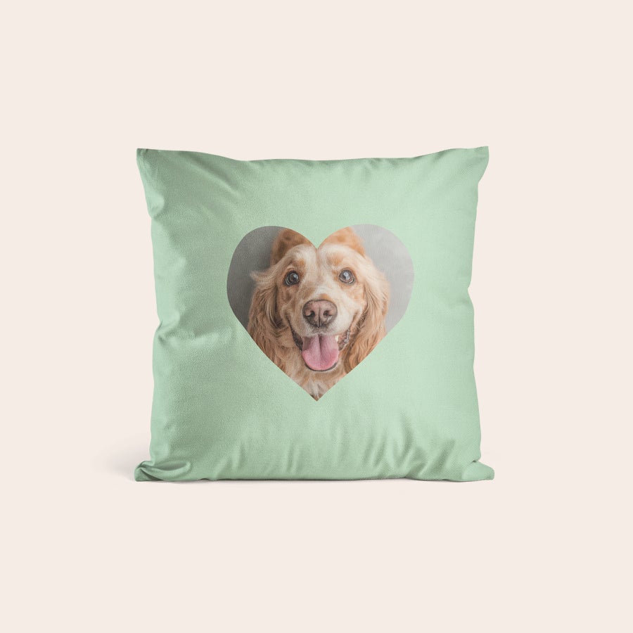 Kudde med foto Mintgrönt personligt kuddfodral tryckt med ett hjärtformat foto av en hund. Förvandla vilket utrymme som helst med ett vackert personligt kuddfodral.