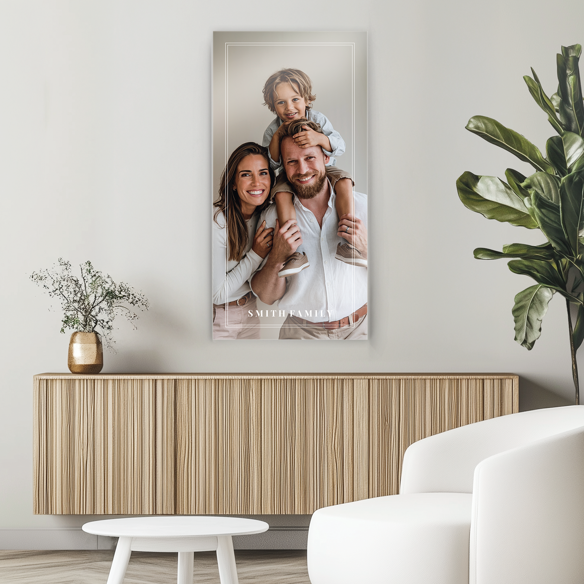 Foto na akrylu s rodinnou fotografií Smithových, personalizovaná s nápisem Smith Family v moderním interiéru