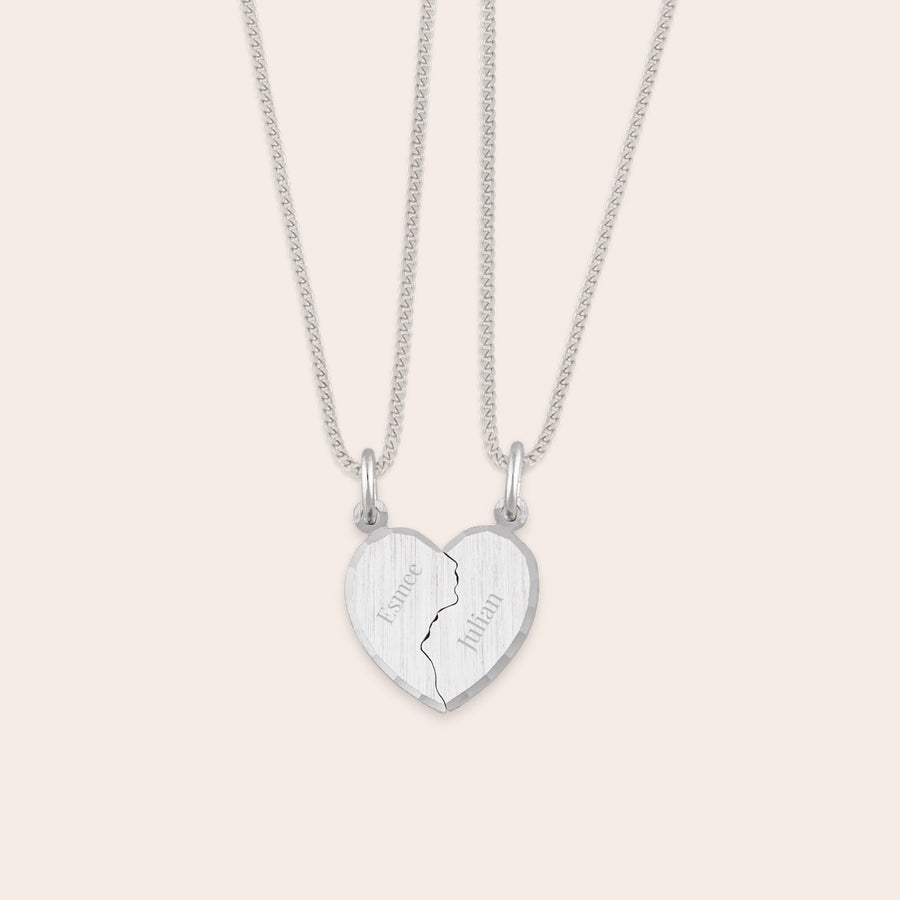Gebroken hart ketting met naam Zilveren hartvormige hanger met de gegraveerde namen Esmee en Julian, te delen met jouw dierbaren