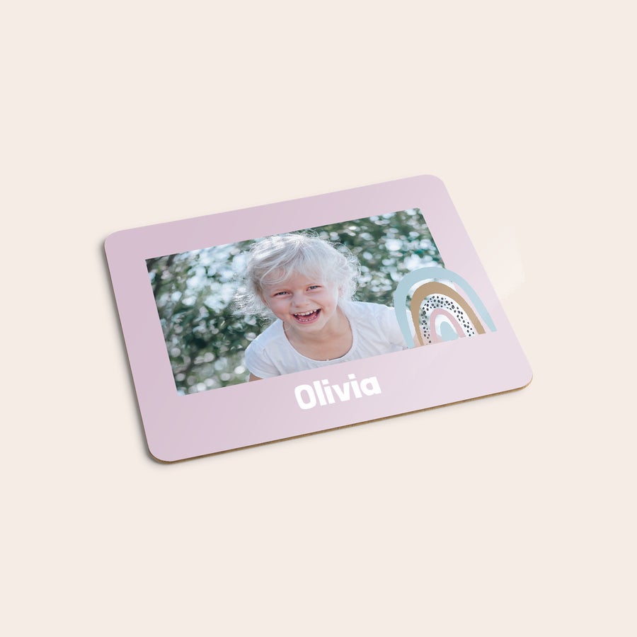 Personlige Dækkeservietter Lyserødt dækkeserviet med regnbue, personligt foto af et smilende barn og navnet Olivia, trykt med tekst