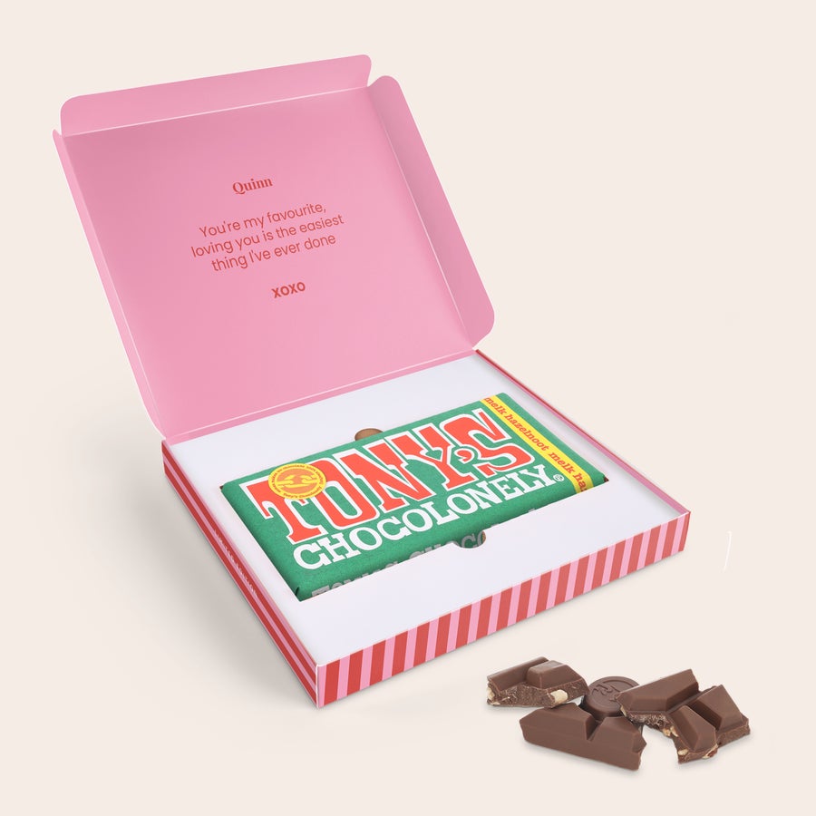 Tony's Chocolonely dárková krabička Dárková krabička s čokoládou Tony's Chocolonely lískové oříšky, personalizovaná s textem "Quinn, You're my favourite..."