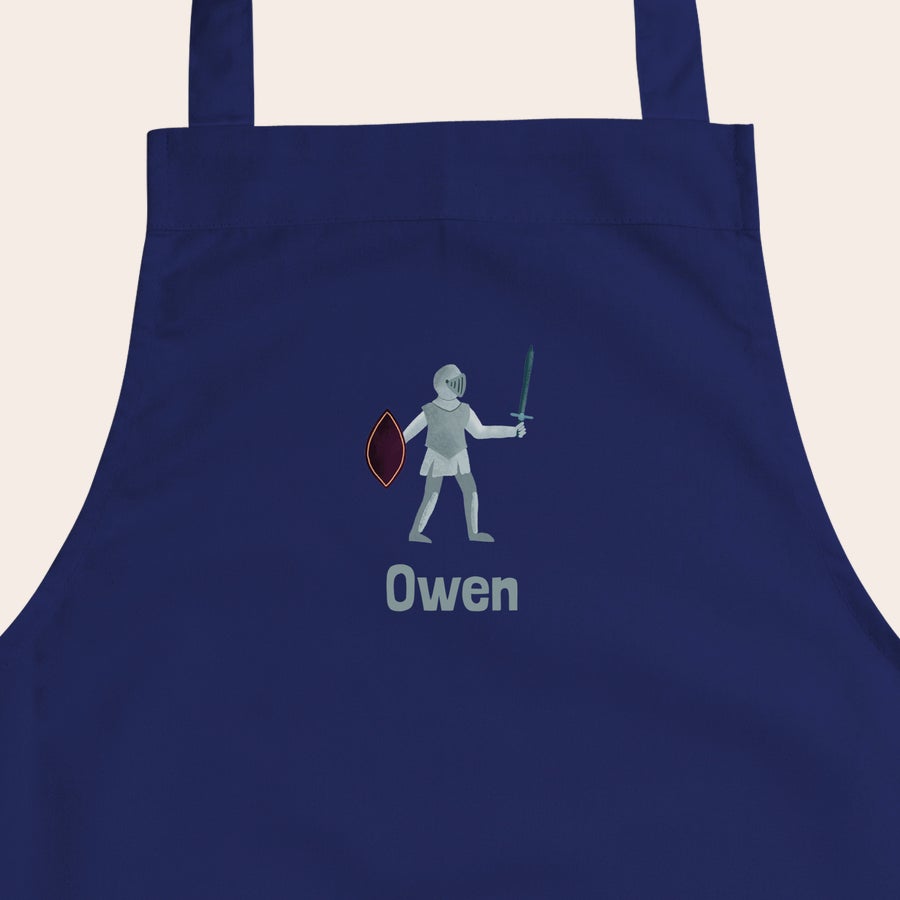 Delantal infantil personalizado Delantal personalizado para niños azul con dibujo de caballero y nombre Owen impreso en el centro.