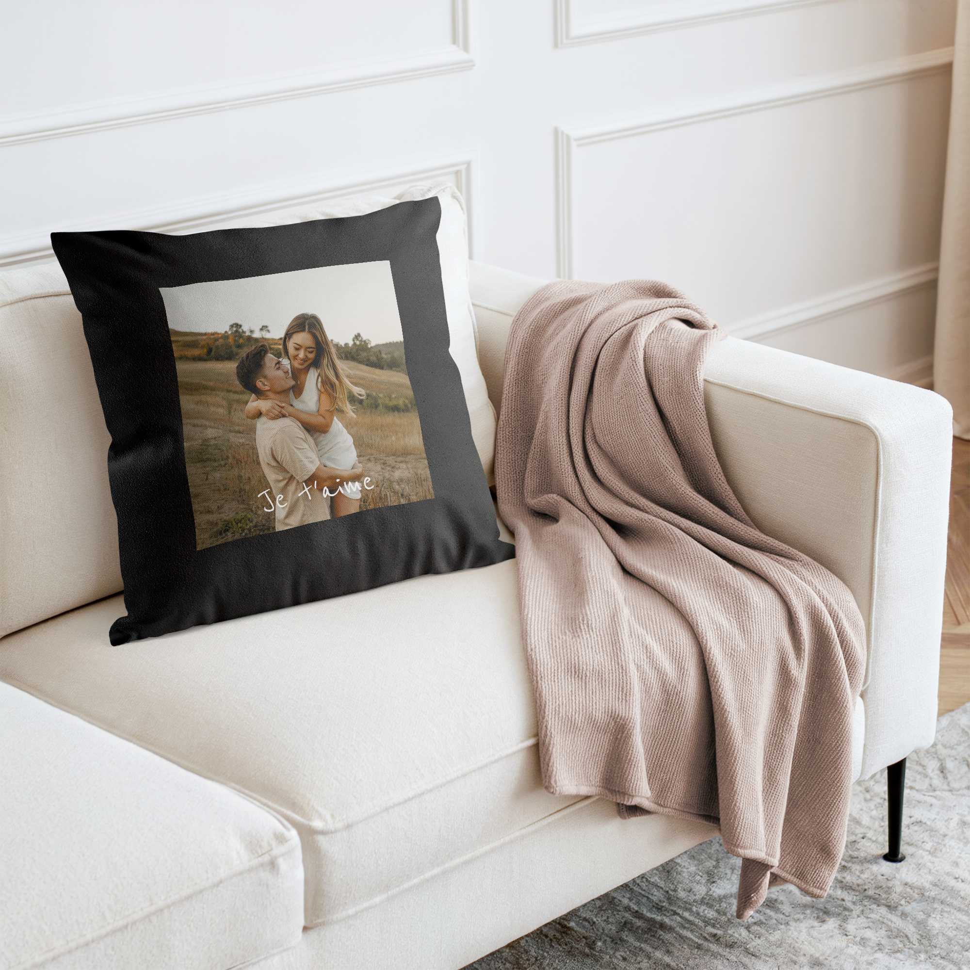 Housse de coussin couleur noire personnalisée avec une photo de couple et le texte Je t'aime imprimé.