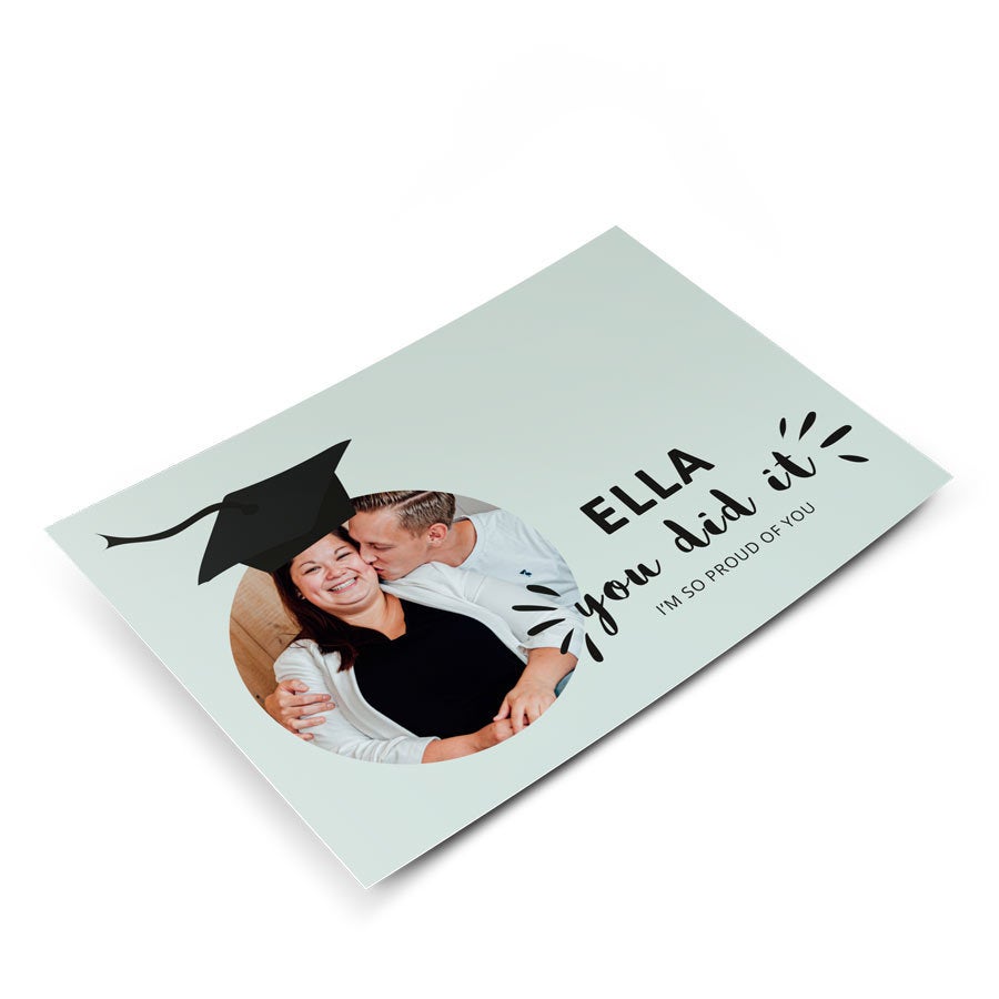 Pohlednice s vlastní fotografií a textem pro Ellu s promoční čepicí a nápisem You did it