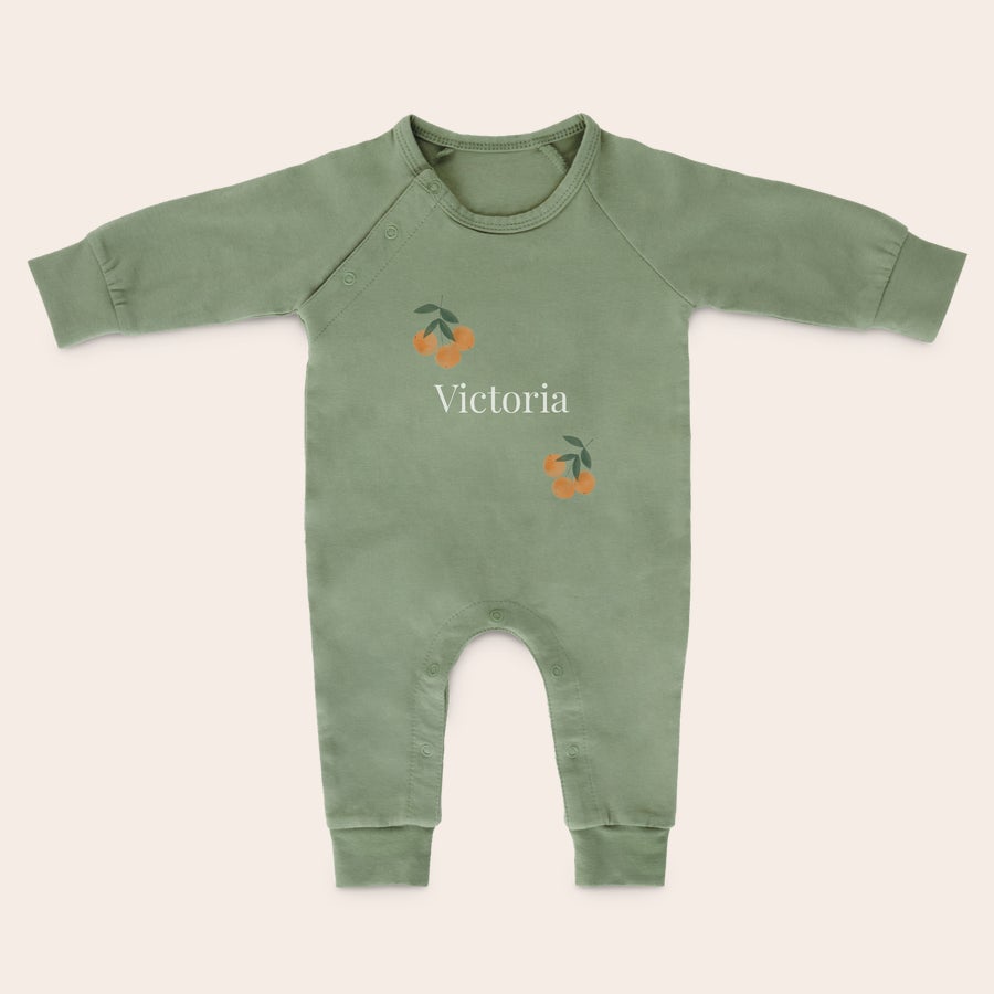 Costum de joacă pentru bebeluși Costum bebelusi verde menta, personalizat cu numele Victoria si model portocale, cu maneci lungi, perfect pentru intinderea si lovirea picioarelor dolofane.
