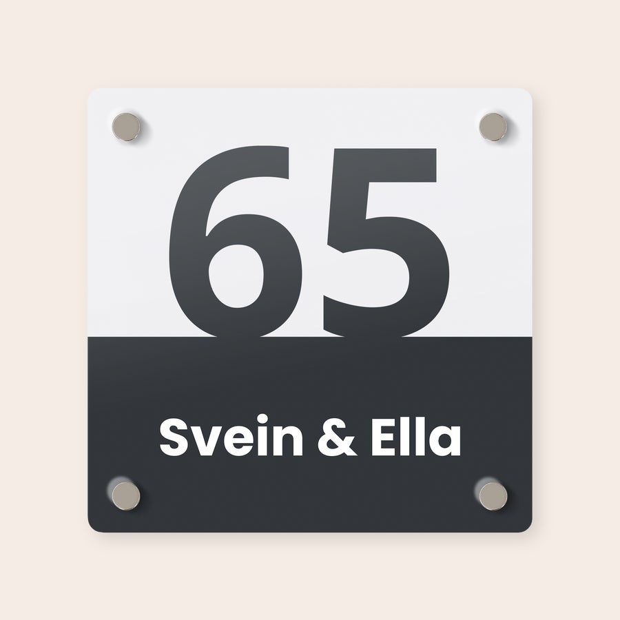 Personlig husskilt Personlig husskilt med tall 65 og navnene Svein og Ella trykt på aluminium.