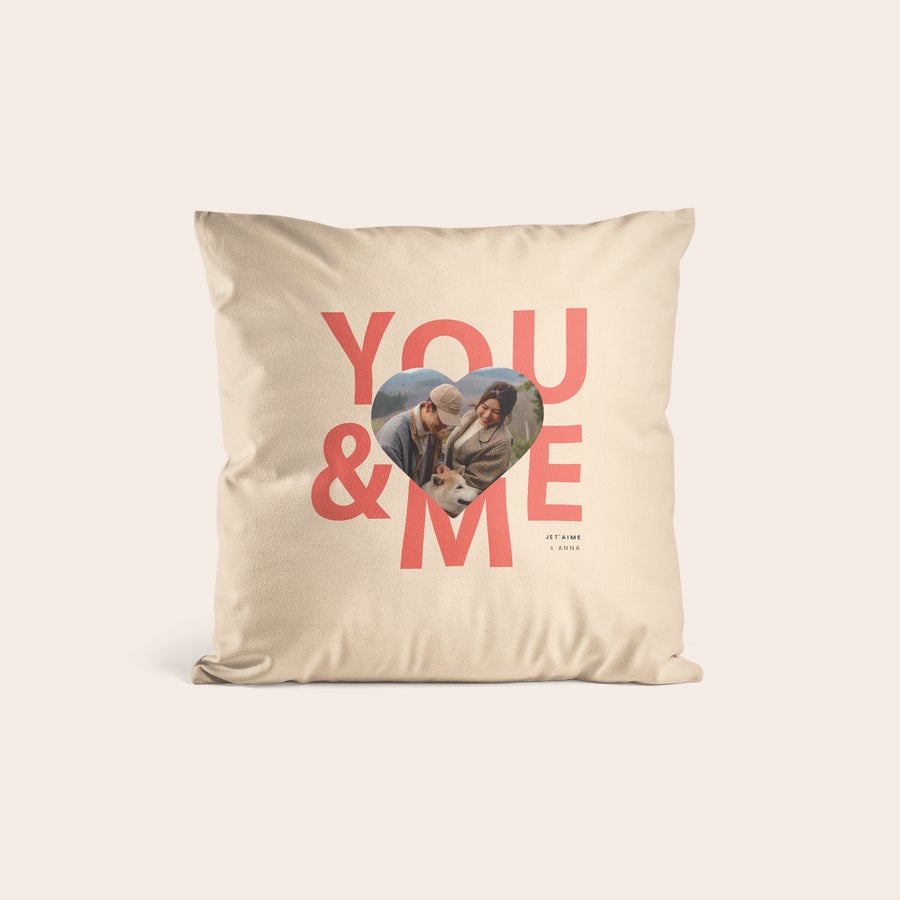 Coussin personnalisé photo Housse de coussin personnalisée beige imprimée avec une photo en forme de cœur, le texte You & Me, Jet aime et Anna pour transformer nimporte quel espace