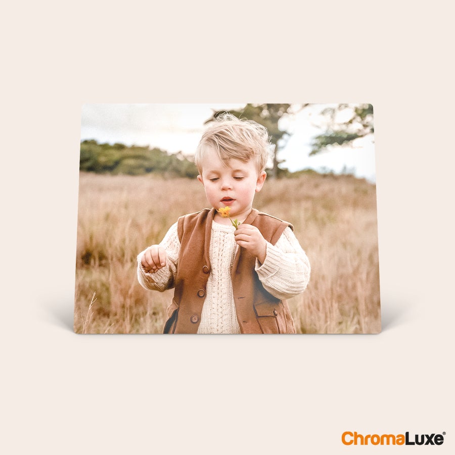 Cadre photo aluminium Cadre photo personnalisé ChromaLuxe avec impression d'un enfant aux cheveux blonds tenant une fleur orange