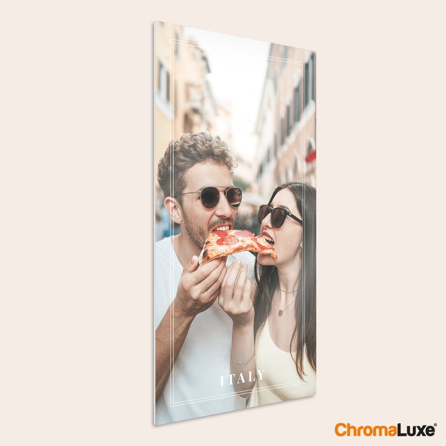 Aluminium fotopanel Tilpasset Chromaluxe aluminium fotoprint med et par som spiser pizza og "ITALY" trykt nederst.
