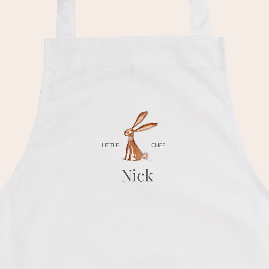 Kinderschürze personalisiert Weisse Kinderschürze bedruckt mit einem Hasenmotiv, den Worten LITTLE CHEF und dem Namen Nick